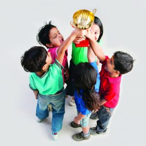 Memberikan dukungan dalam bentuk kalimat-kalimat positif dan penuh apresiasi saat anak berhasil bersikap sportif - parenting.co.id