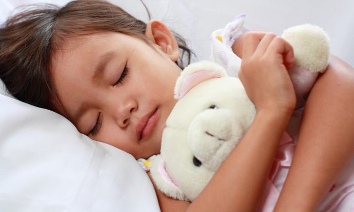Anak tidur - shutterstock.com