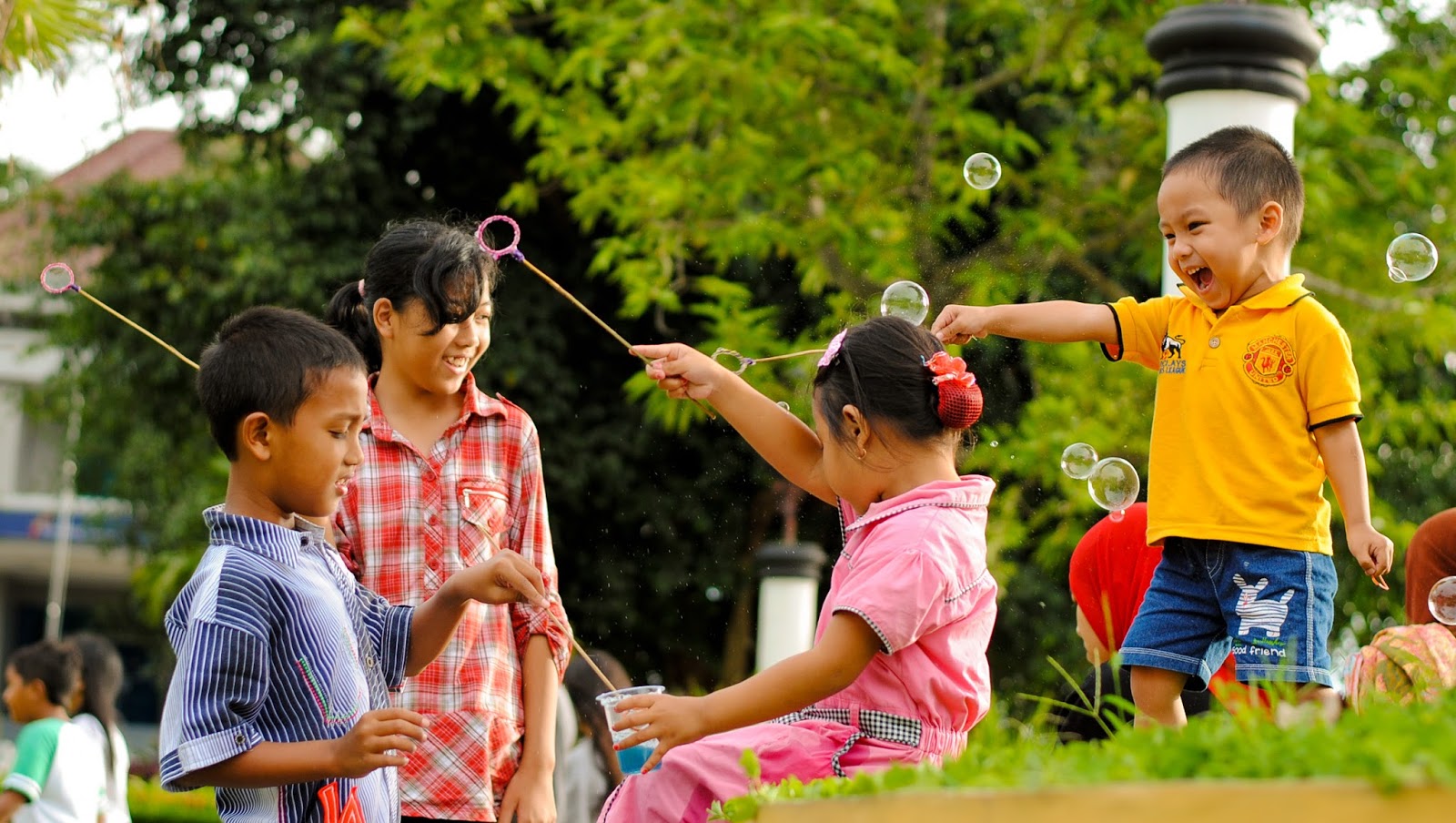 Manfaat Bermain  di Luar Rumah Bagi Anak  APPLE TREE PRE 