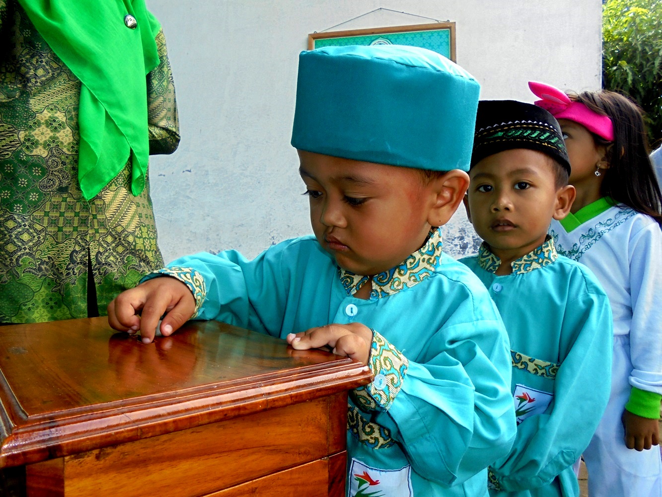 Menghindarkan anak dari sifat kikir - blogspot.com