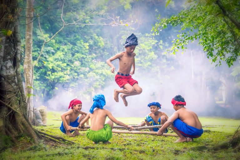 7 Permainan Tradisional untuk Melatih Kecerdasan Gerak Kinestetik Anak - Permainan Tradisional Rangku Alu Dapat Menguatkan Otot
