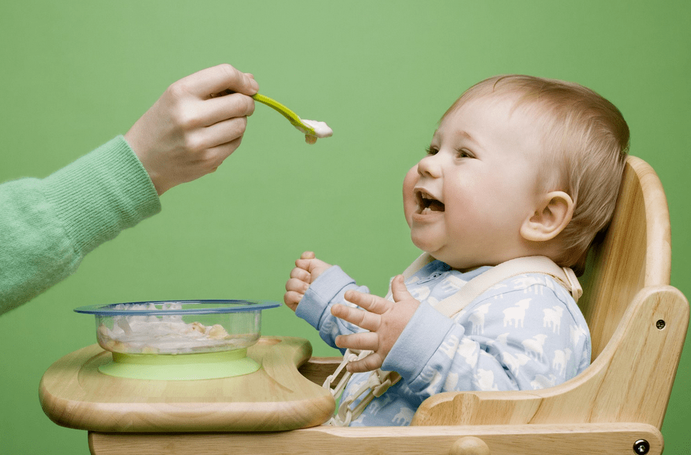 Cara Mengajarkan Anak Makan Sendiri