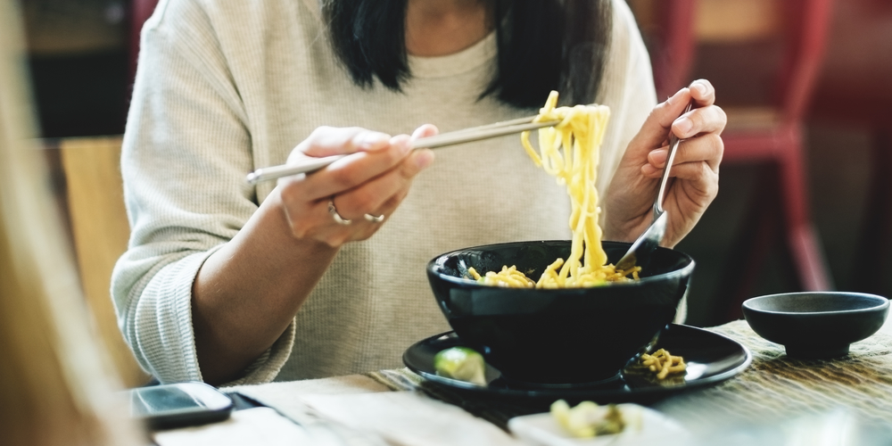 Cara Mengajarkan Anak Makan Sendiri