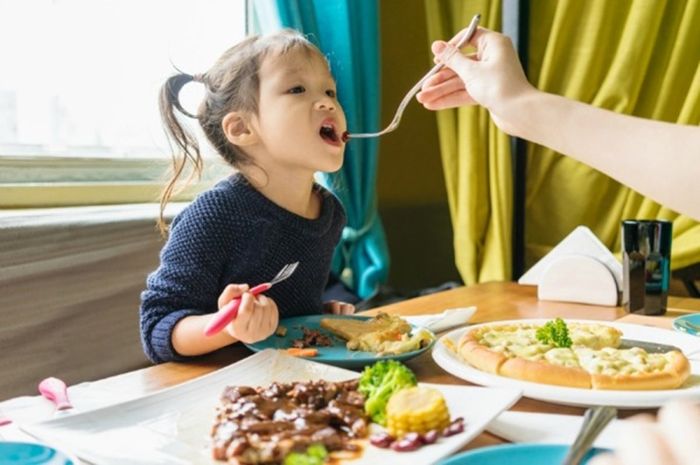 Cara Mengajarkan Anak Makan Sendiri