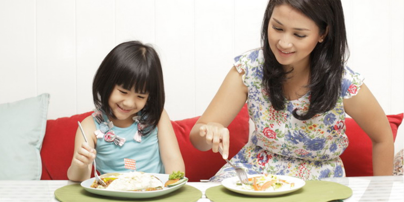 Cara Mengajarkan Anak Makan Sendiri