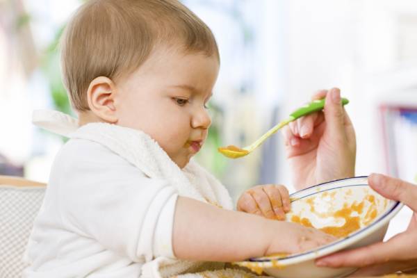 Cara Mengajarkan Anak Makan Sendiri