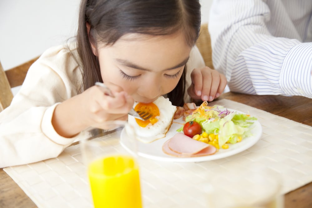 Tips Mengajarkan Pola Makan  yang  Baik pada Anak  APPLE 