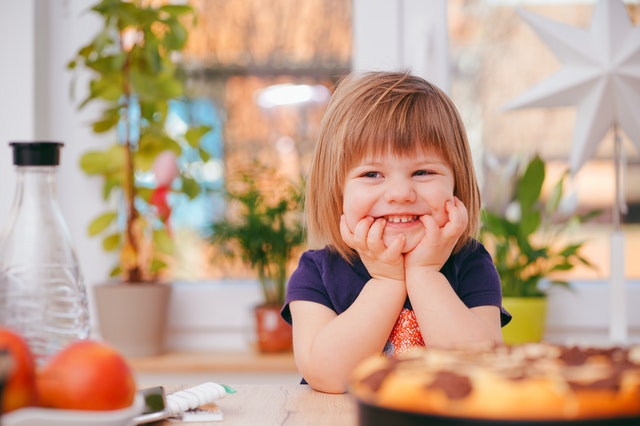 4 Alasan Mengapa Anda Perlu Membiarkan Anak Makan Permen Makan Permen