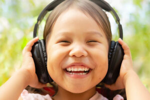 6 Manfaat Mendengarkan Musik Bagi Anak Usia Dini