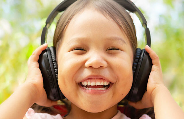 6 Manfaat Mendengarkan Musik Bagi Anak