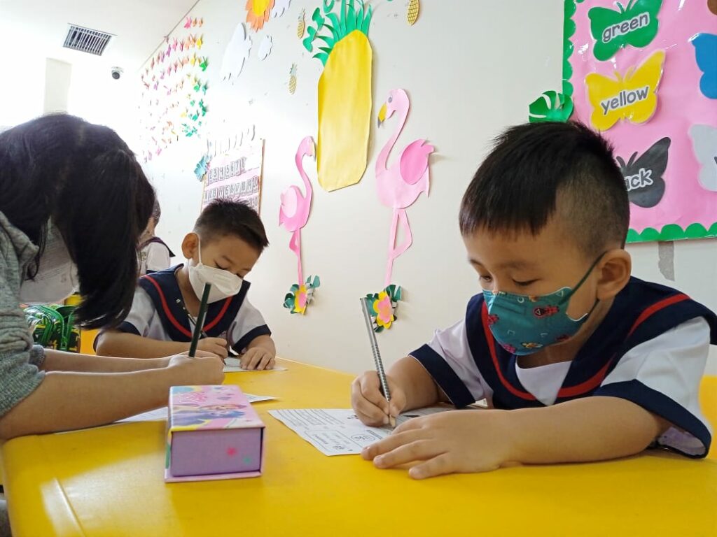 Anak Fokus belajar di apple tree bsd