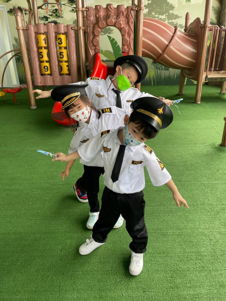 Anak beriteraksi di sekolah