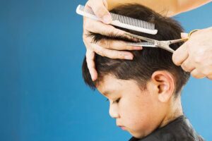 6 Tips Agar Anak Tidak Rewel Saat Potong Rambut