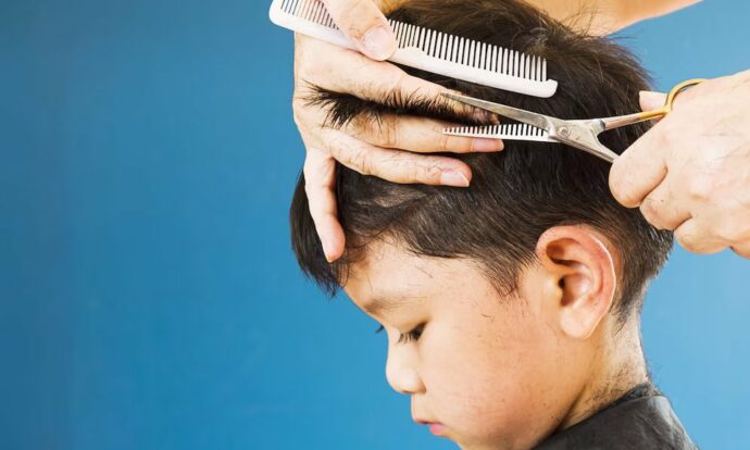 6 Tips Agar Anak Tidak Rewel Saat Potong Rambut