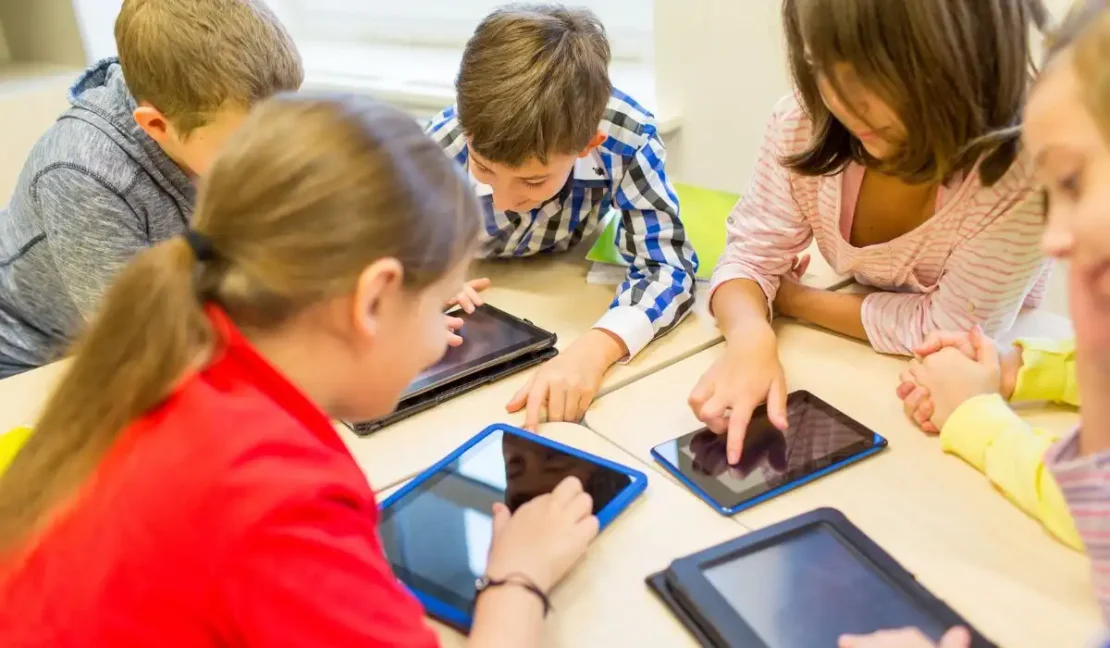 Mengapa Anak Harus Dikenalkan dengan Literasi Digital Sejak Dini?