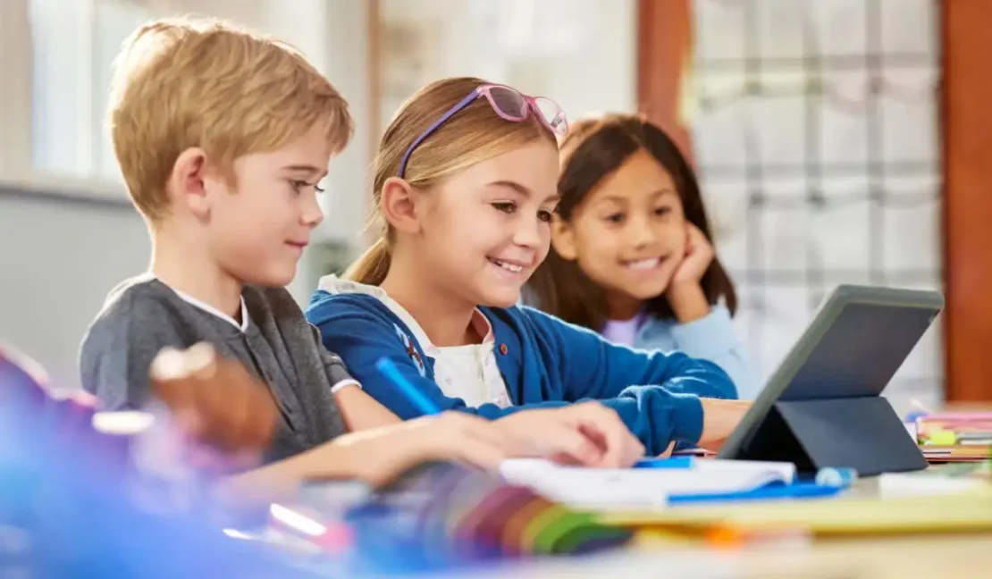 Anak belajar dengan tablet/ipad