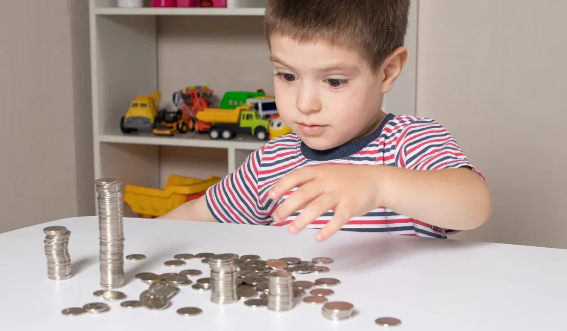 Anak belajar menabung