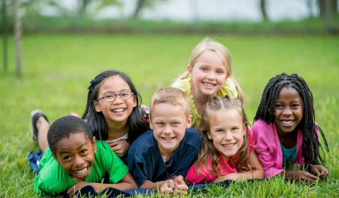 anak belajar di alam