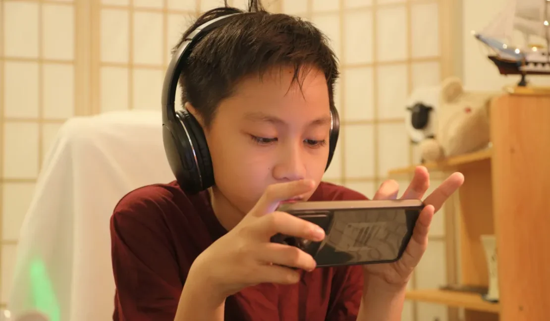 Kids play game in phone, Anak bermain game di HP