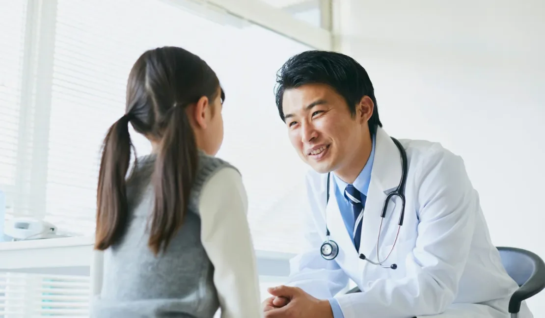 Anak berobat ke dokter