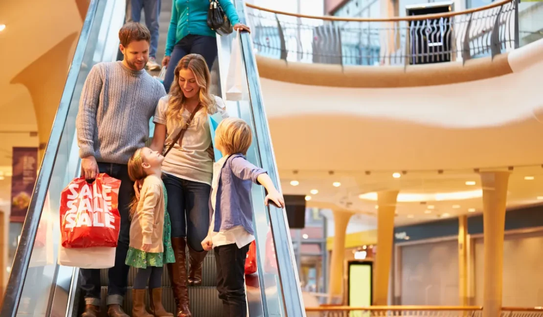 Keluarga belanja di mall