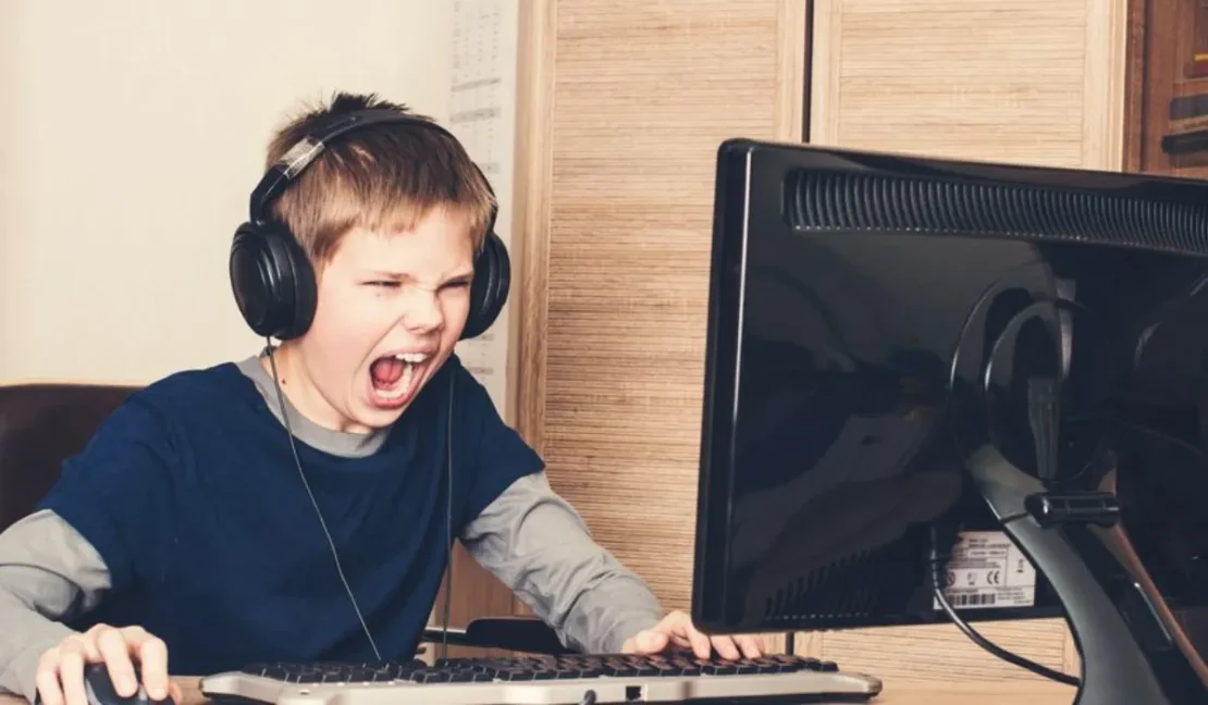 anak teriak teriak saat main game