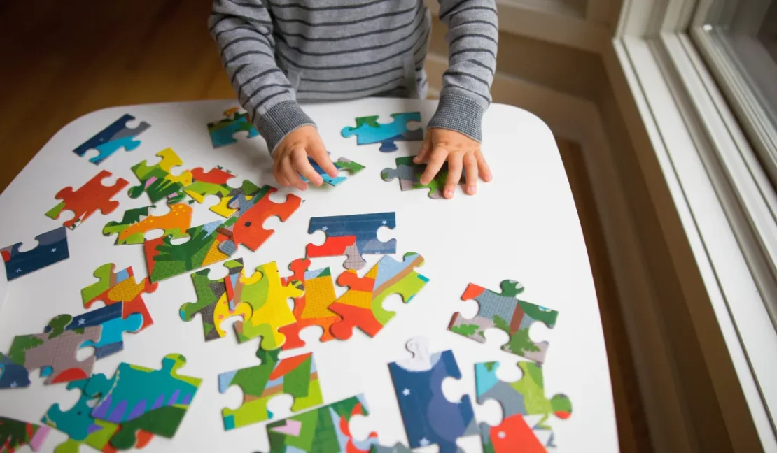 Anak bermain puzzle