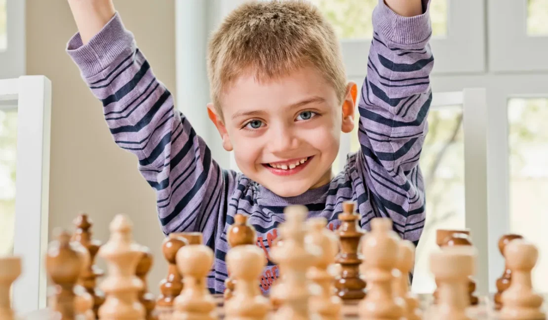 Anak bermain catur