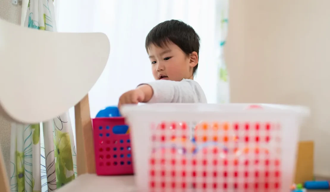 kewajiban anak di rumah - anak merapikan mainan