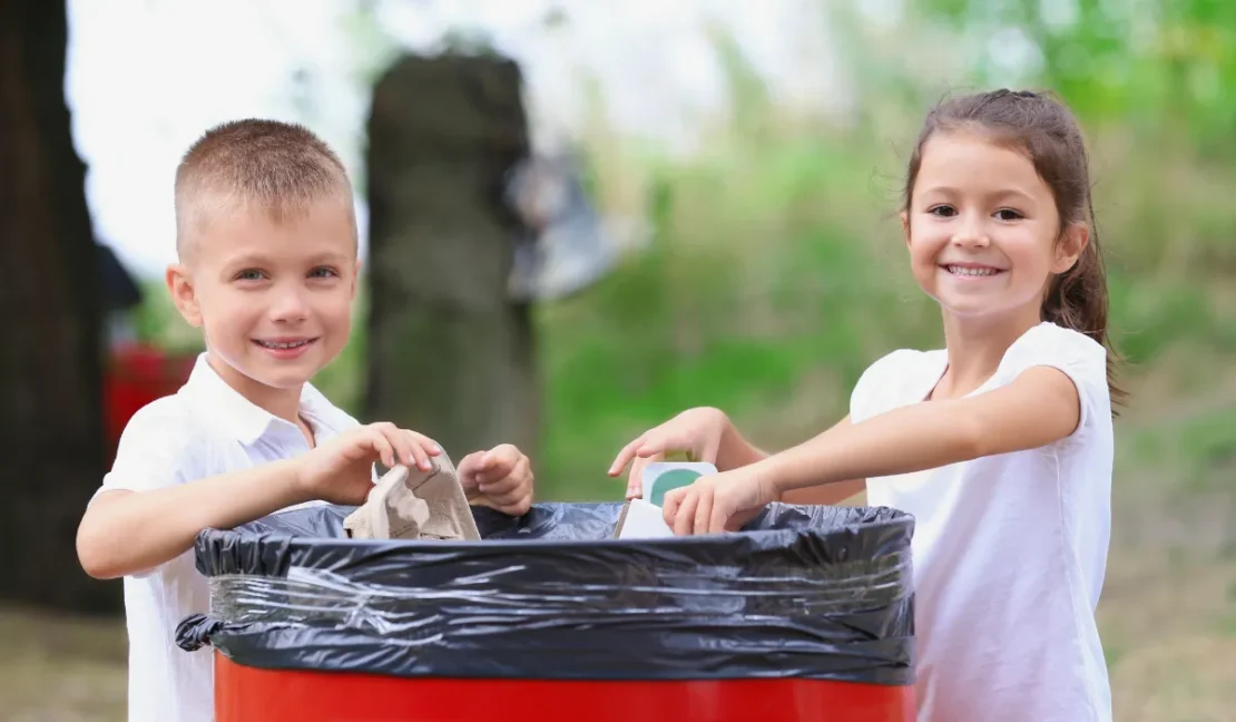 kewajiban anak di rumah - anak membuang sampah