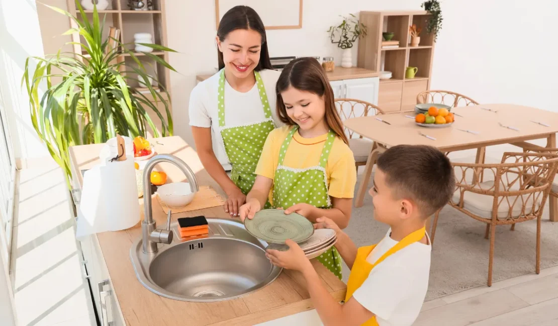 kewajiban anak di rumah - anak mencuci piring