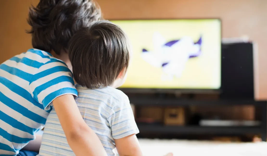 anak makan sambil nonton tv