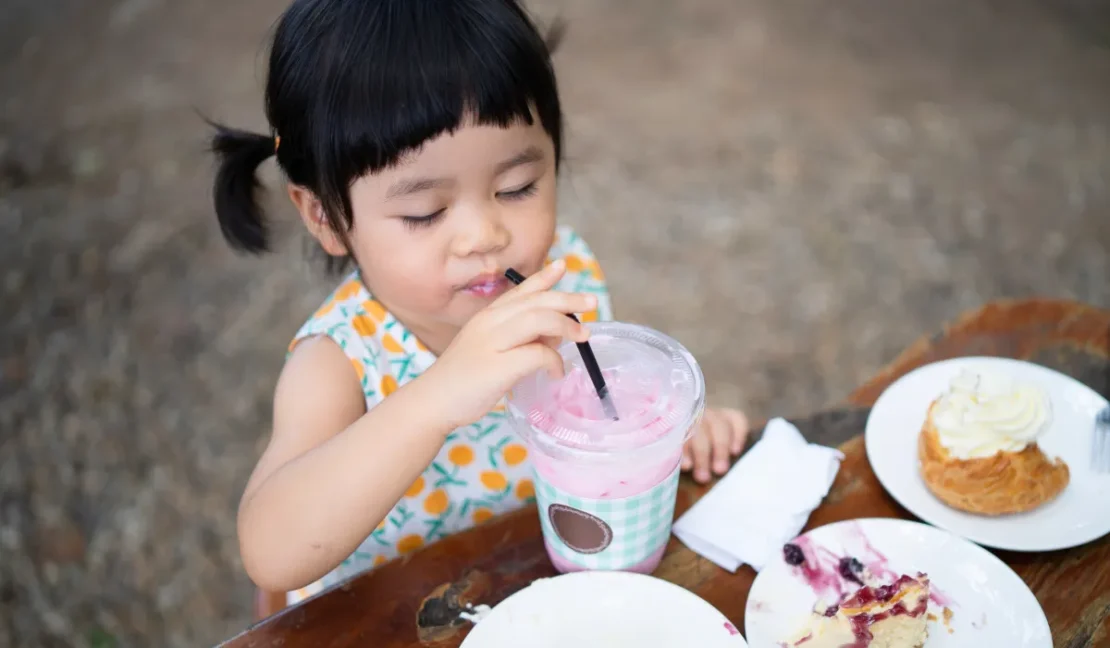 Anak Kecanduan Minuman Manis? Begini Cara Bijak Menghadapinya!